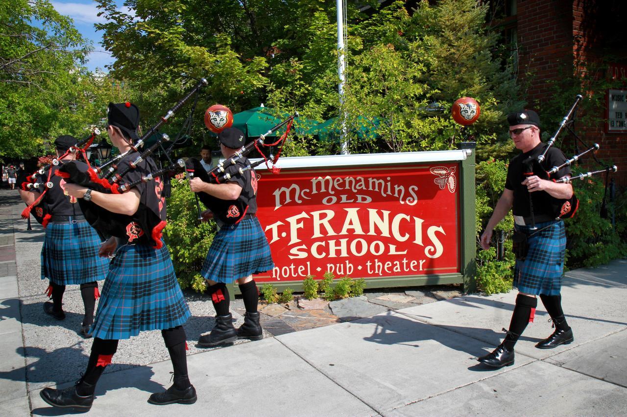 Отель Mcmenamins Old St. Francis School Бенд Экстерьер фото